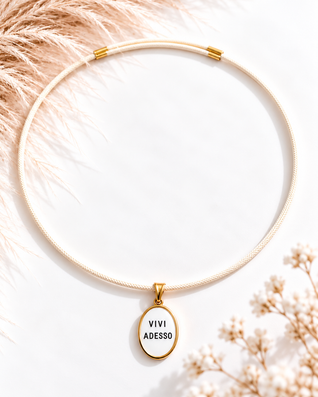 Collana con charm “Vivi adesso”