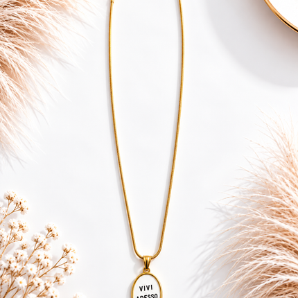 Collana con charm “Vivi adesso”